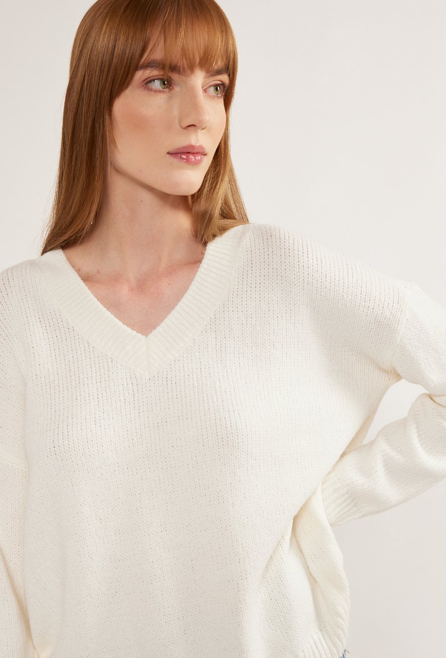Biały sweter z dekoltem V