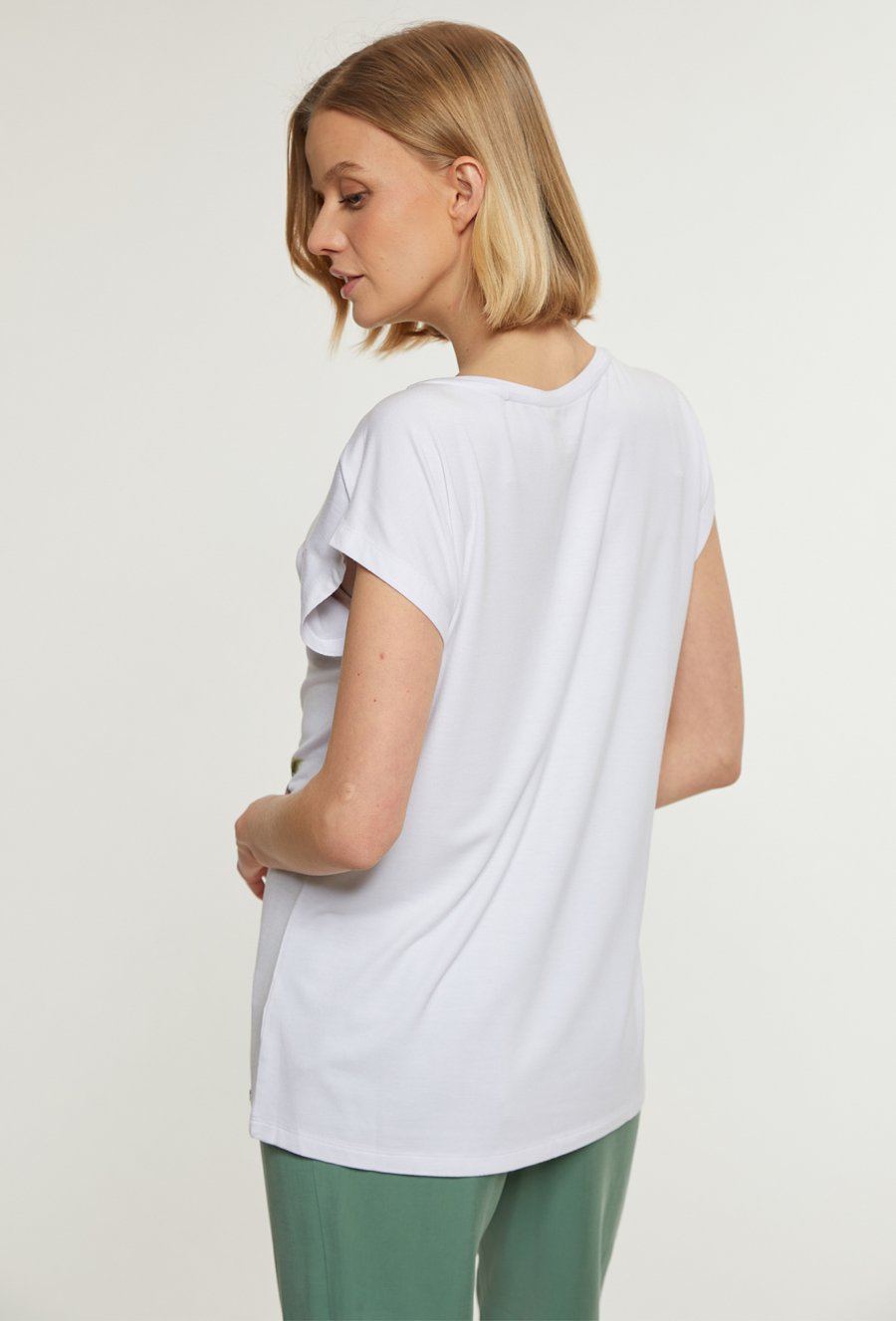 T-shirt damski z kwiecistym printem