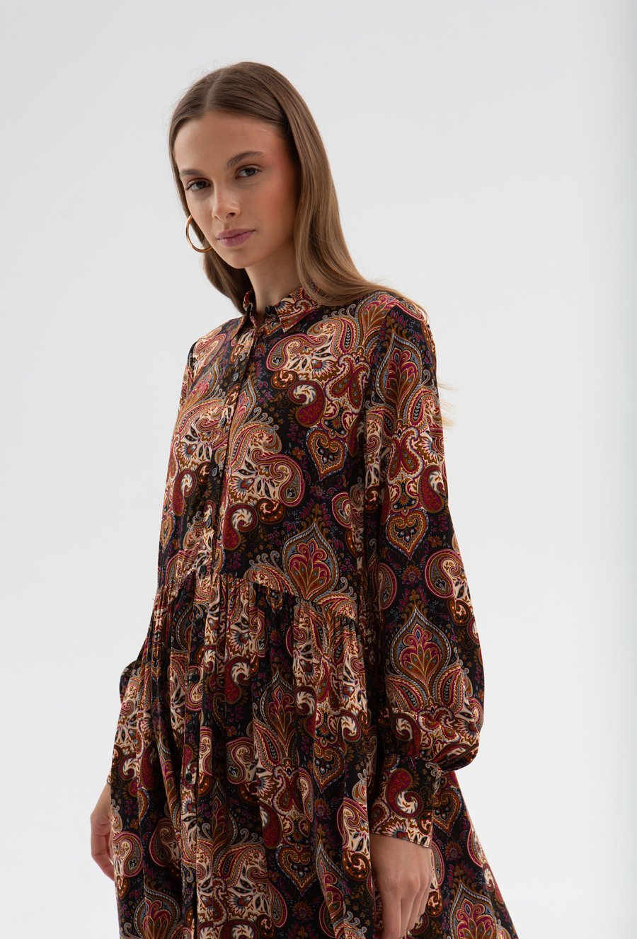 Kr&oacute;tka sukienka z wiskozy z kołnierzykiem