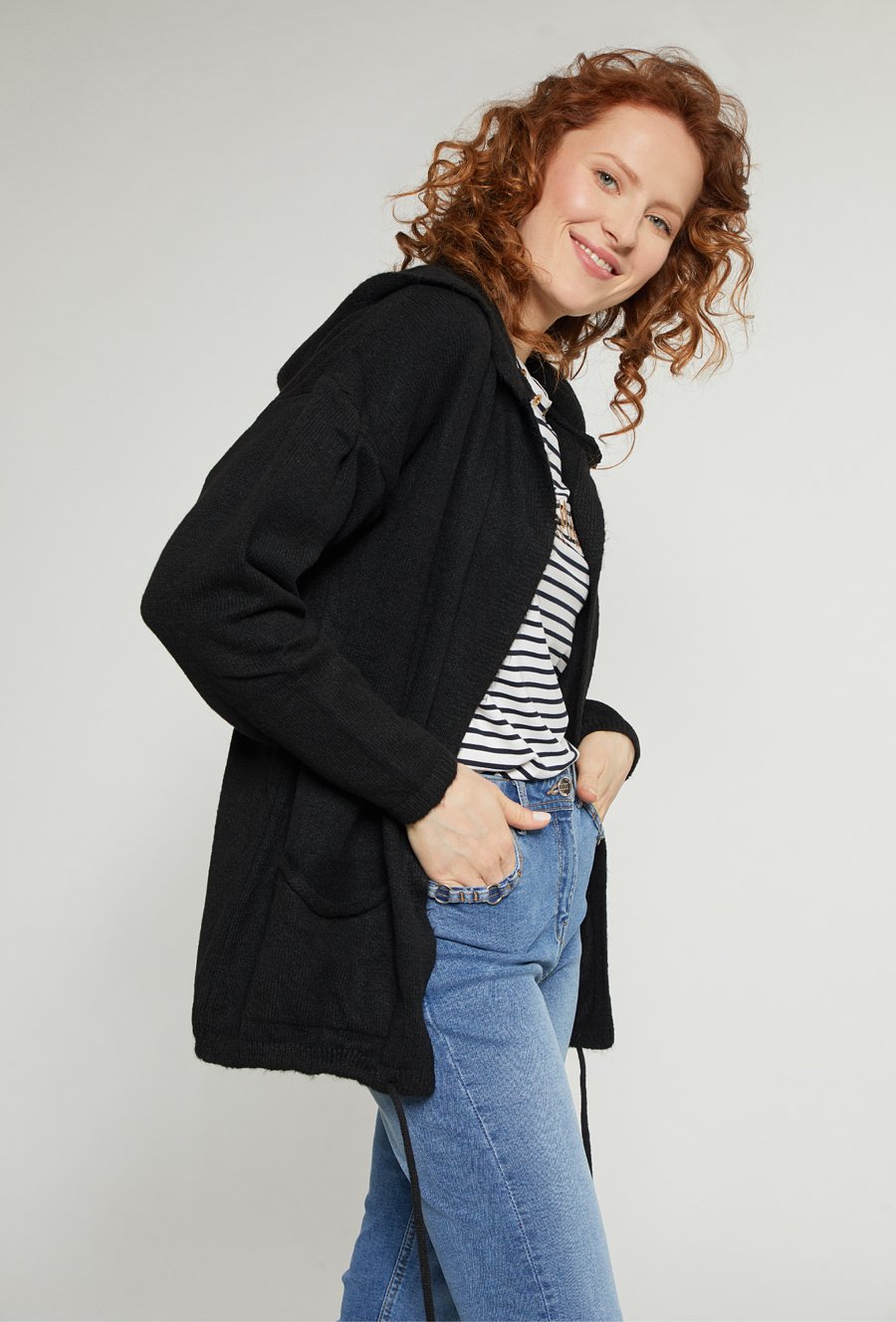 Sweter damski typu narzutka z kapturem