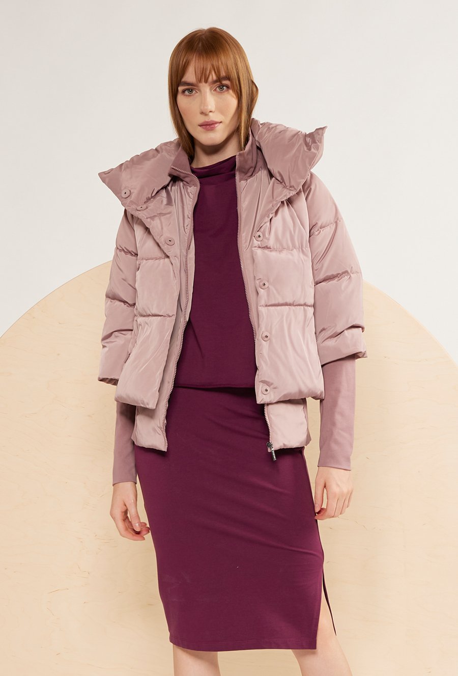 Kr&oacute;tka kurtka z wysoką st&oacute;jką