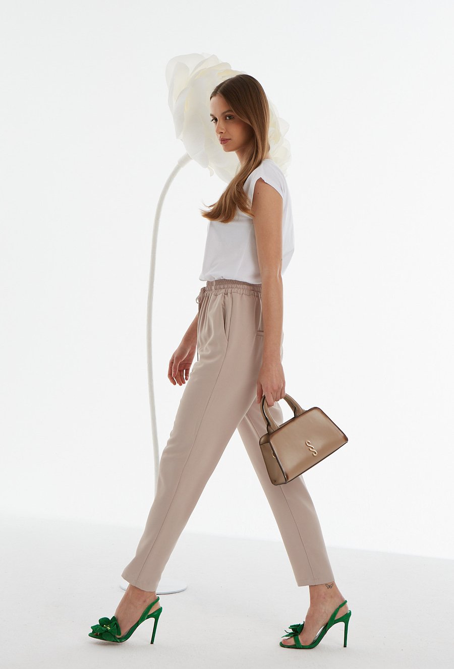 Beżowe spodnie typu chinosy