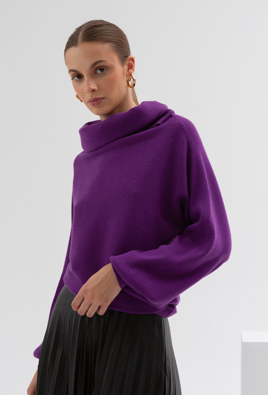 Fioletowy sweter z golfem