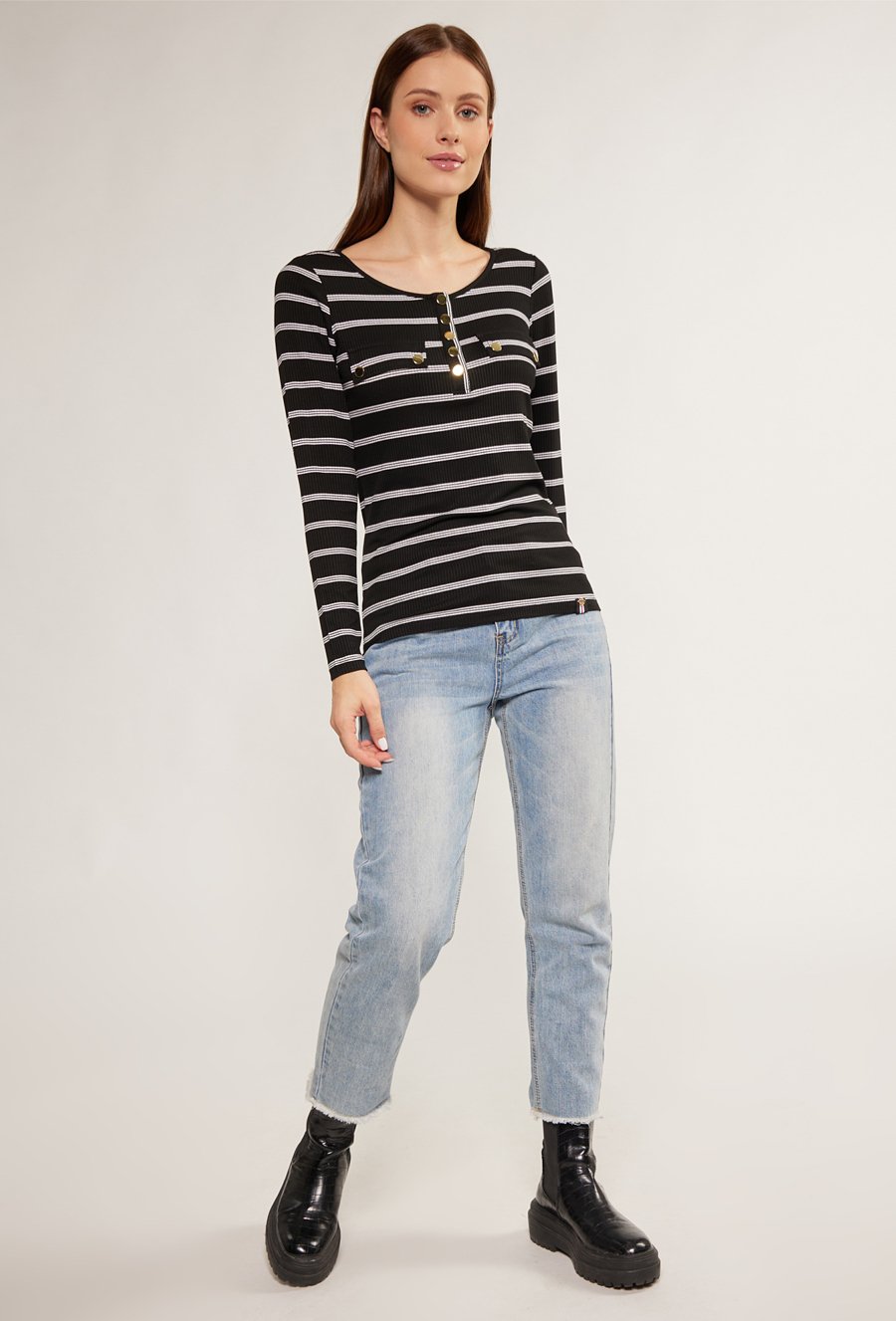 Bluzka z ozdobnymi guzikami