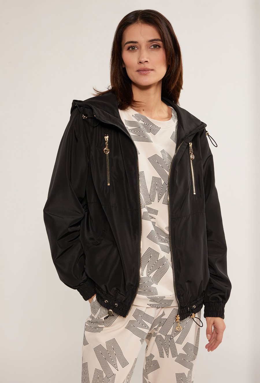 Sportowa kurtka z saszetką