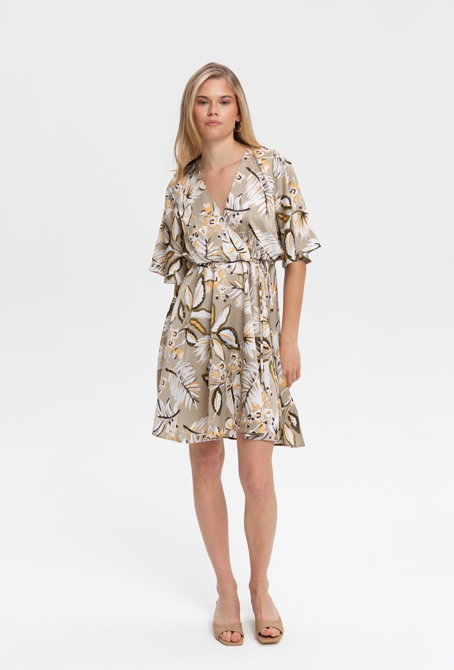 Satynowa sukienka w kwiaty