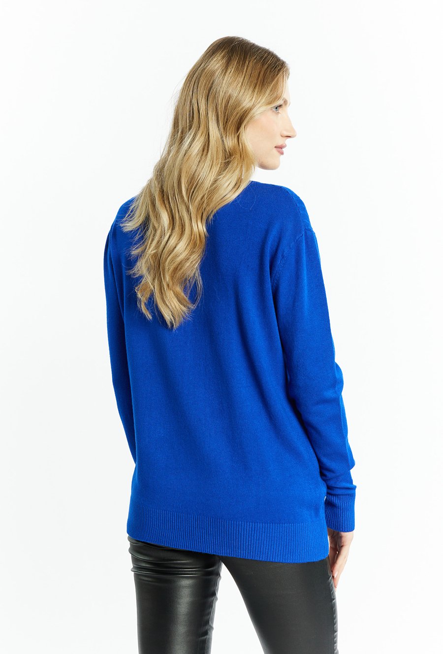 Cienki sweter o warkoczowym splocie