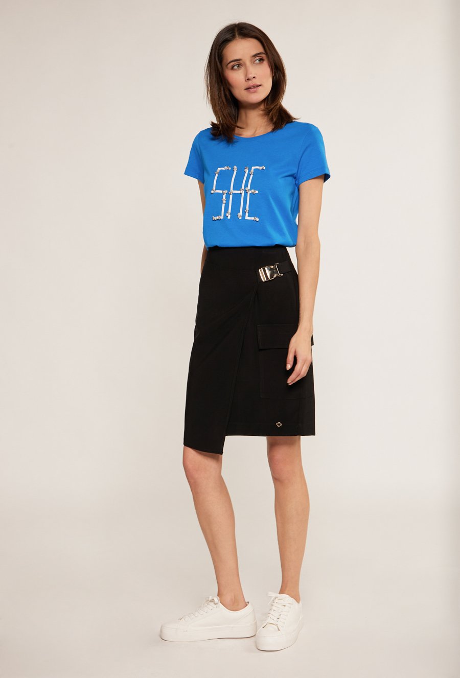 T-shirt z biżuteryjną aplikacja