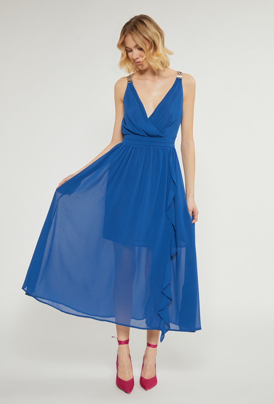 Wizytowa sukienka damska z aplikacją na rękawach