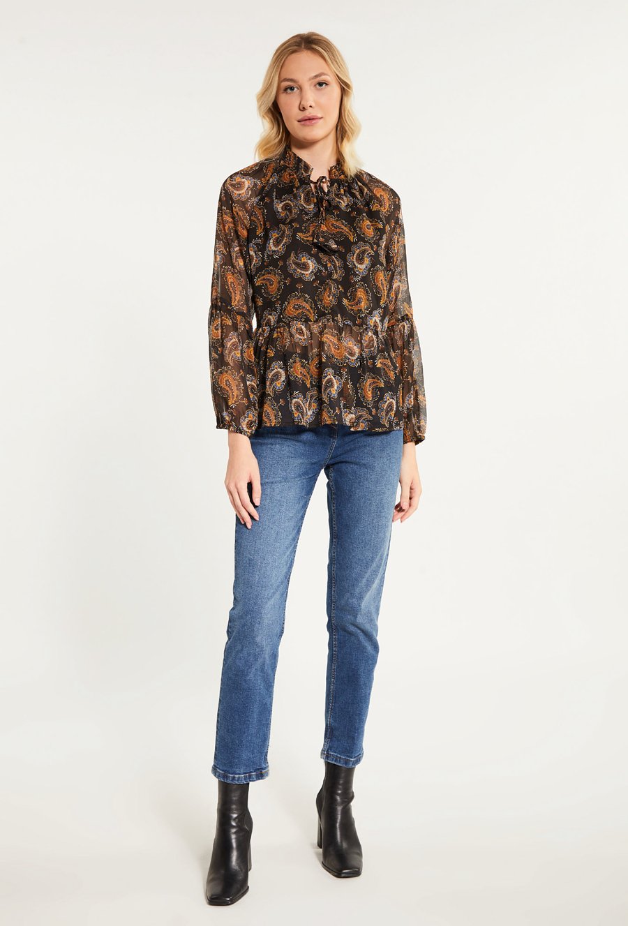 Lekka bluzka z falbaną