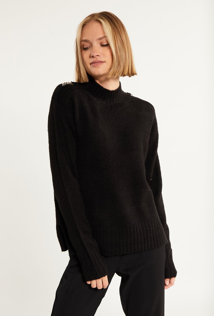 Sweter z aplikacją na ramionach