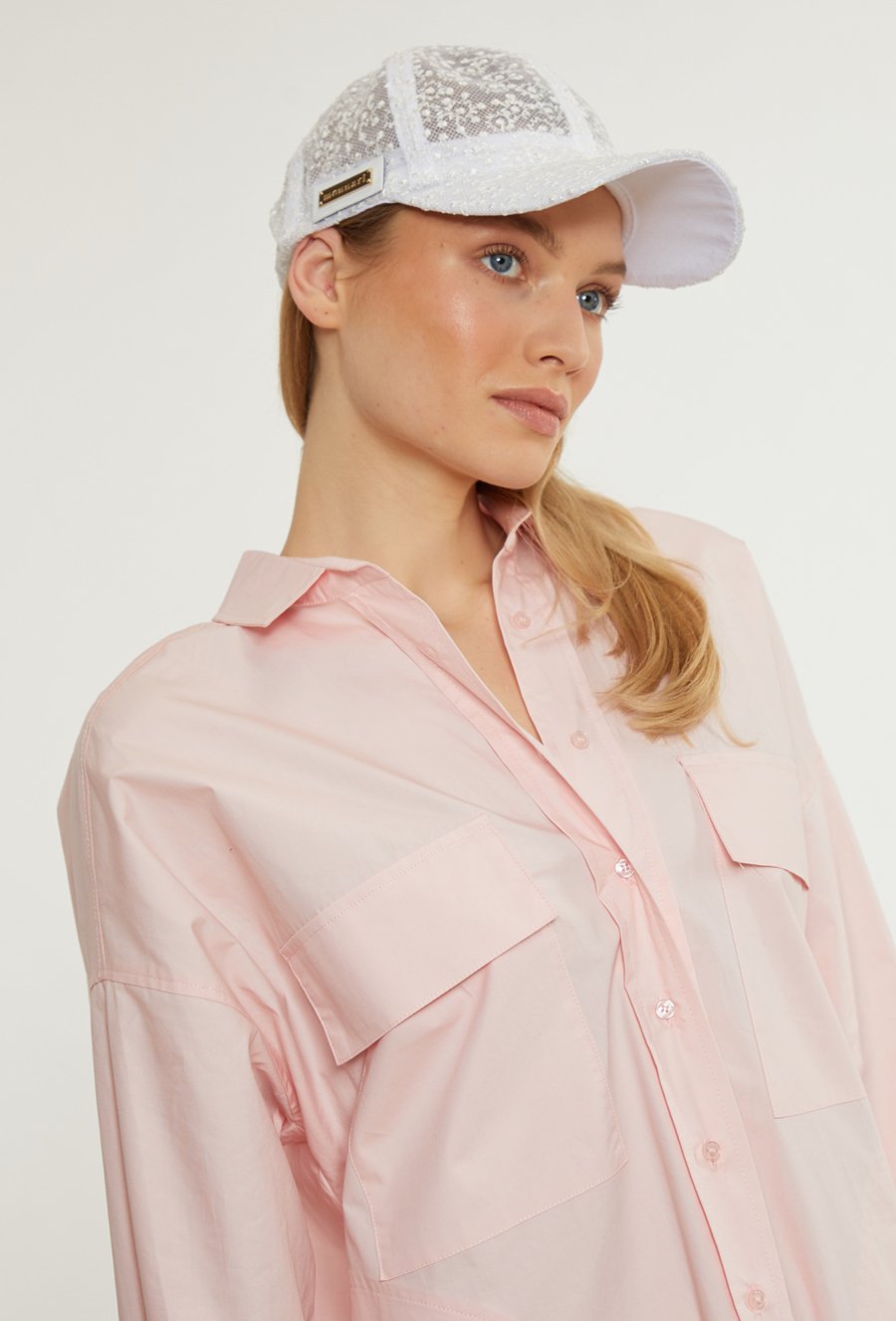 Czapka damska ze zdobieniami