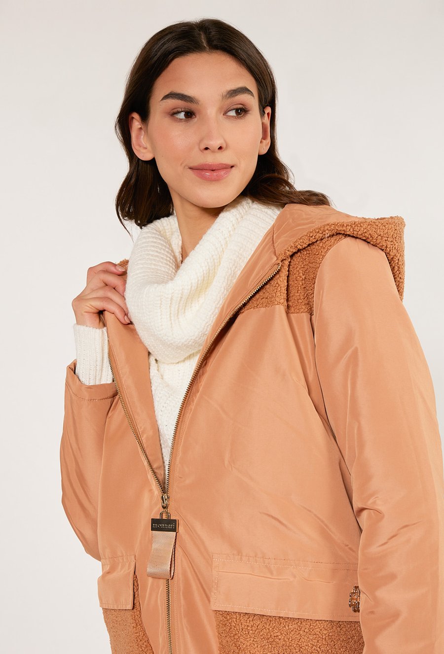 Płaszcz o swobodnym fasonie ze wstawkami