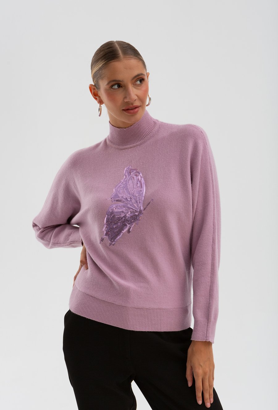 Liliowy golf z ozdobną cekinową aplikacją