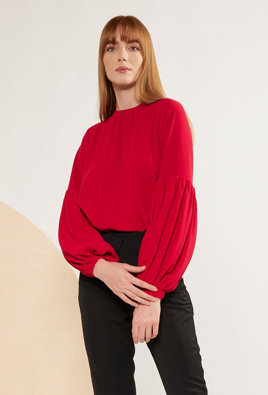 Czerwona bluzka z obszernymi rękawami