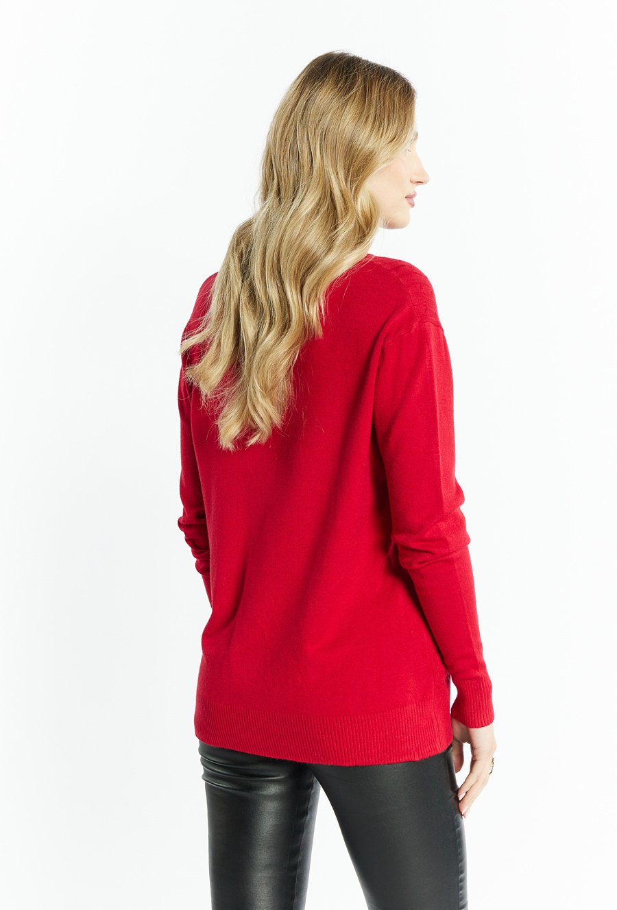 Cienki sweter o warkoczowym splocie