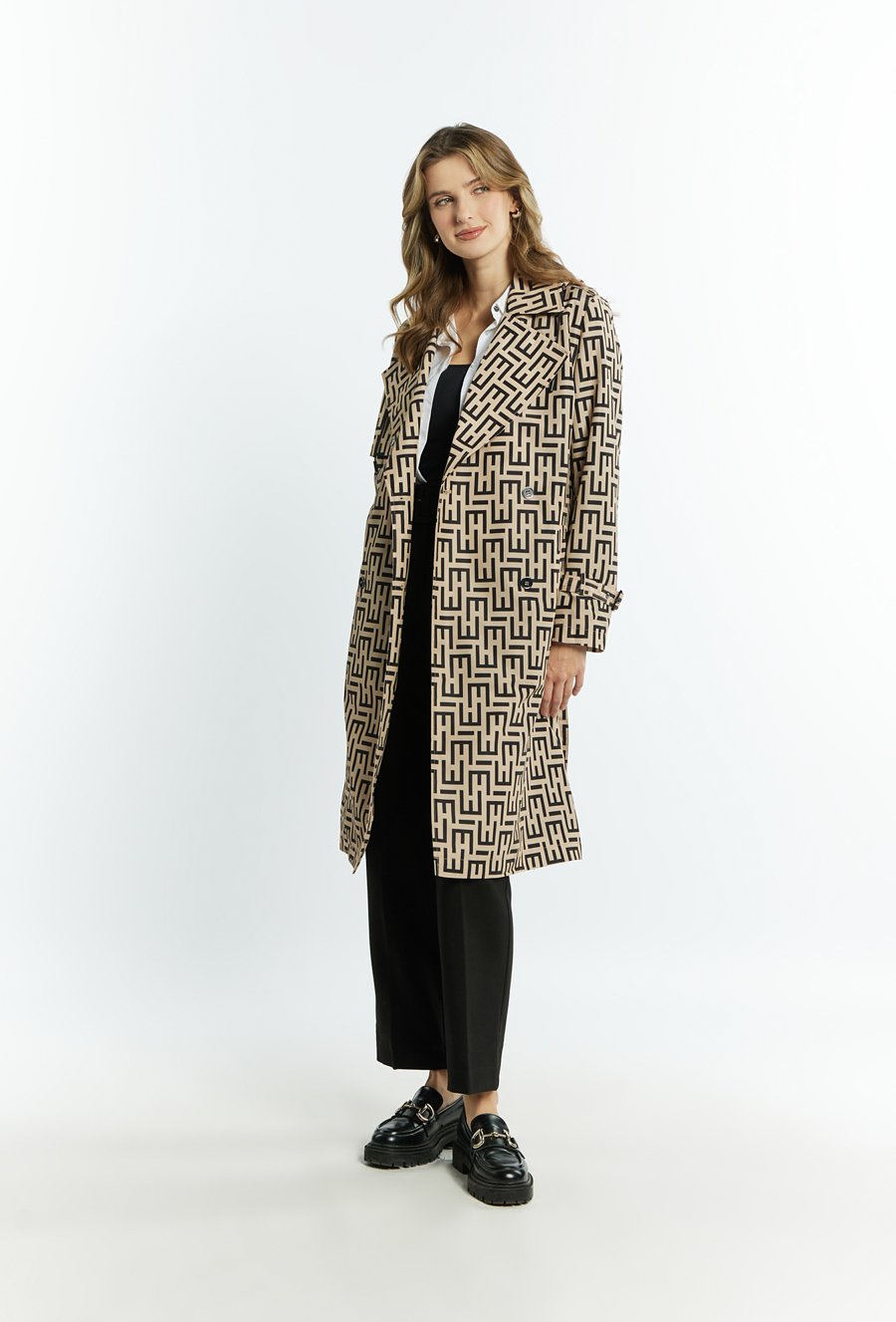 Płaszcz damski z delikatnym wzorem