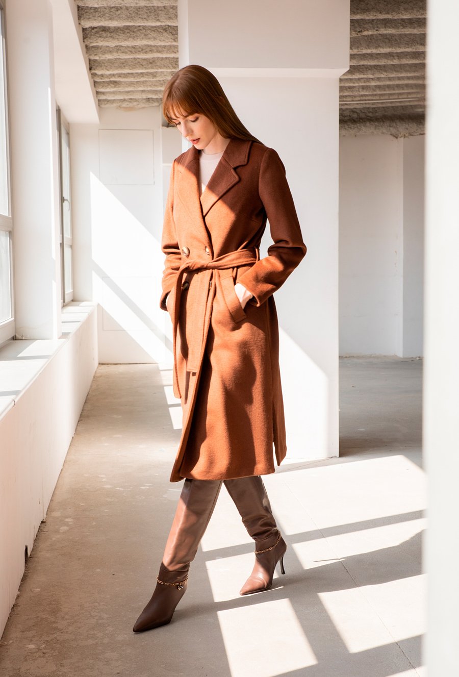 Karmelowy klasyczny płaszcz z domieszką wełny