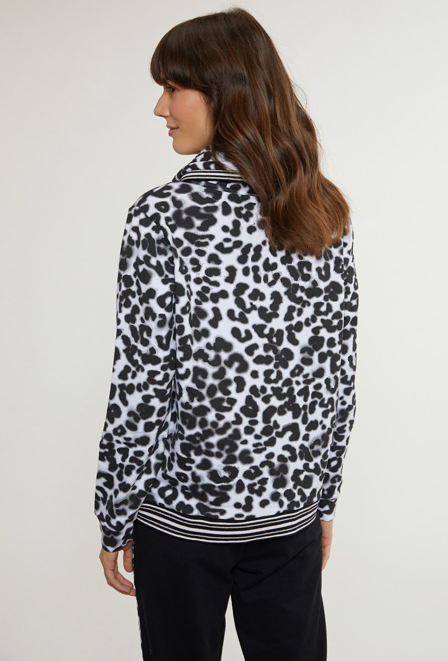 Wzorzysta bluza z kołnierzem