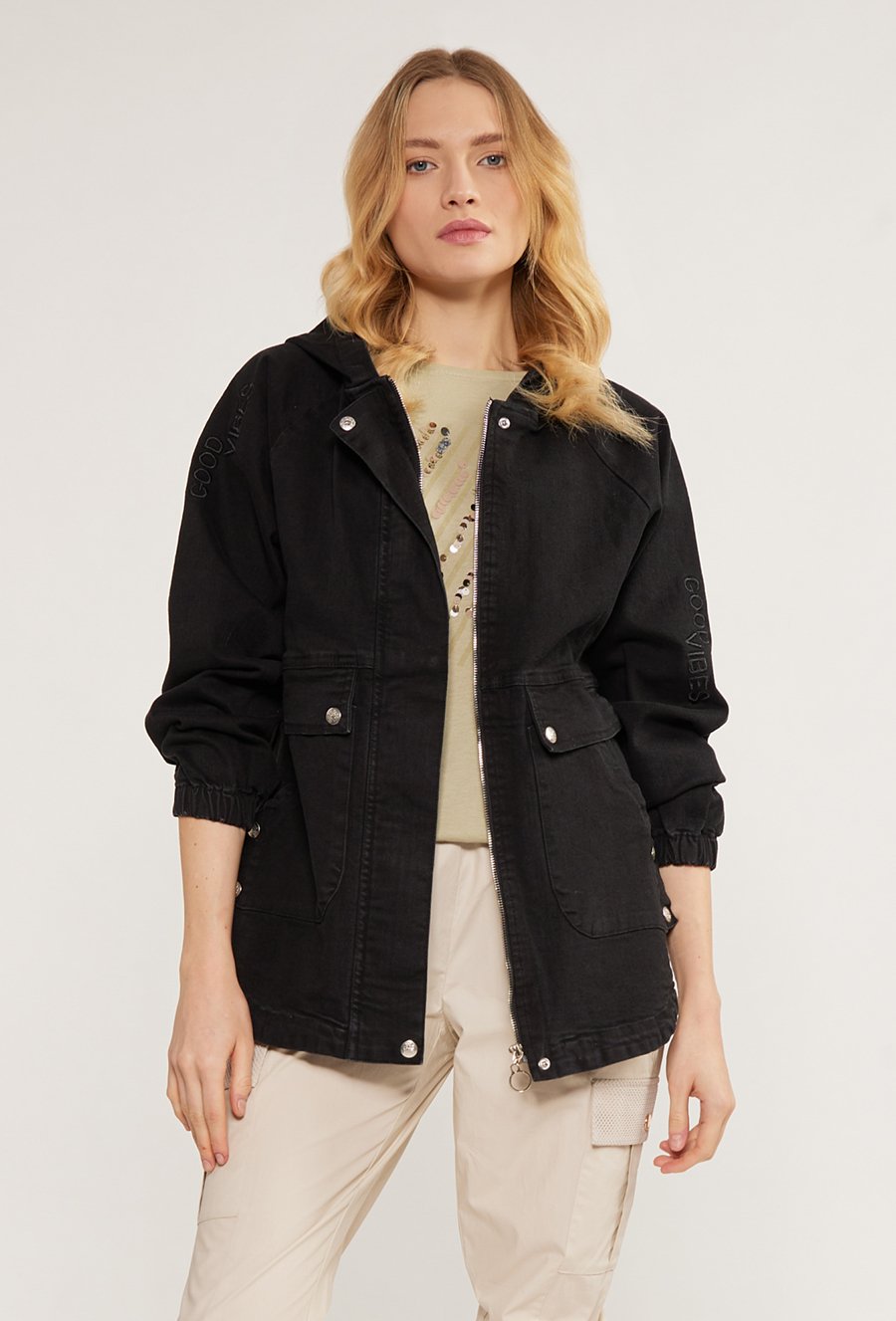 Przejściowa parka z kapturem