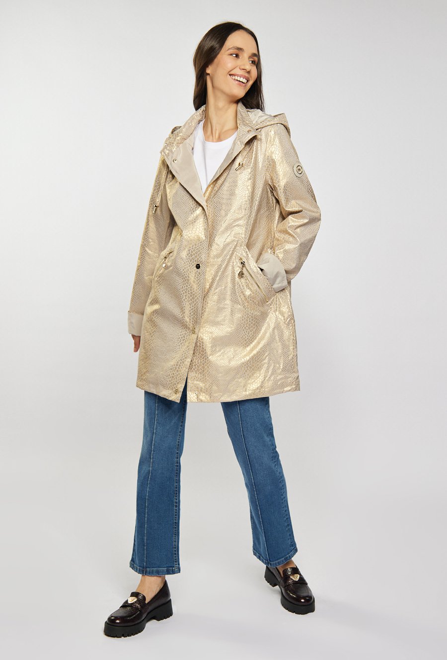 Płaszcz damski z połyskiem