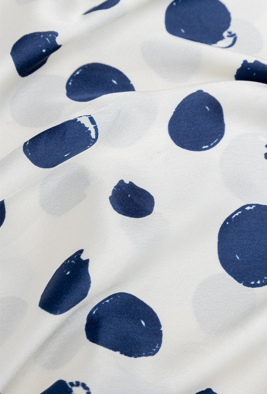 Apaszka z wzorem w kropki