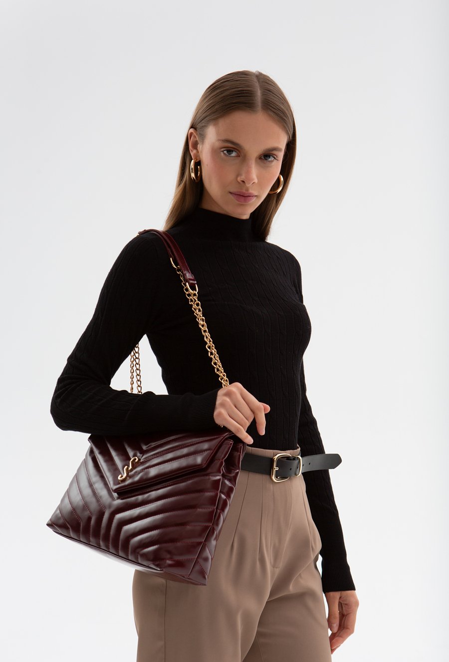 Wiskozowy sweter w warkoczowy splot