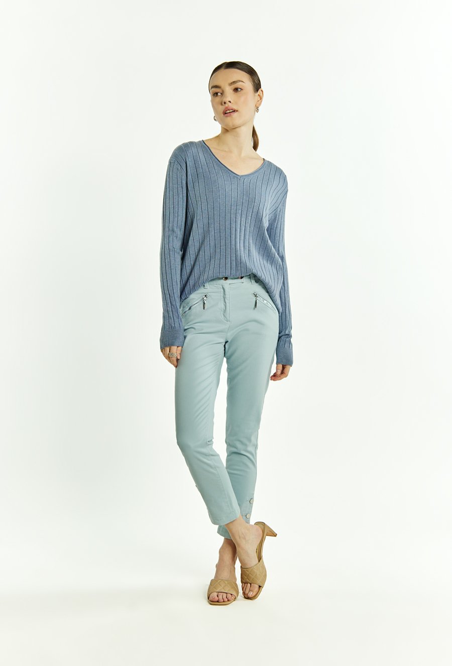 Sweter damski z dekoltem w serek