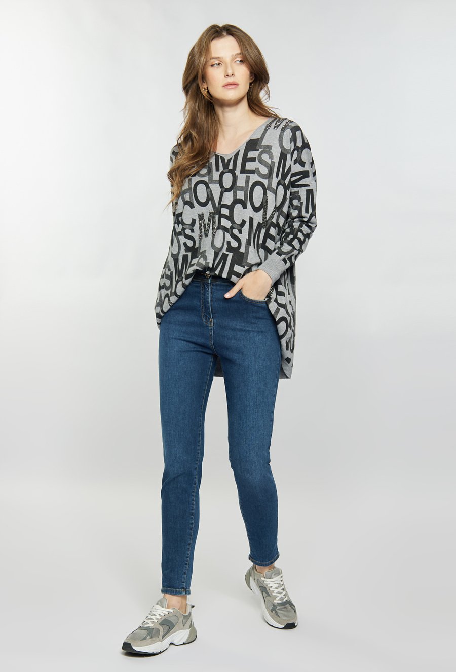 Sweter z wzorem w litery