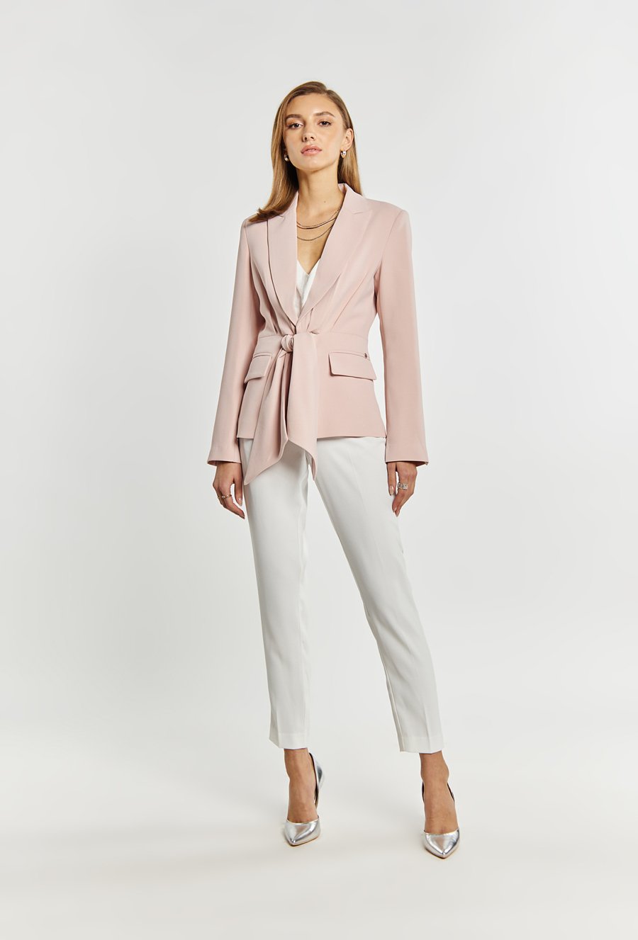 Taliowana marynarka z wiązaniem