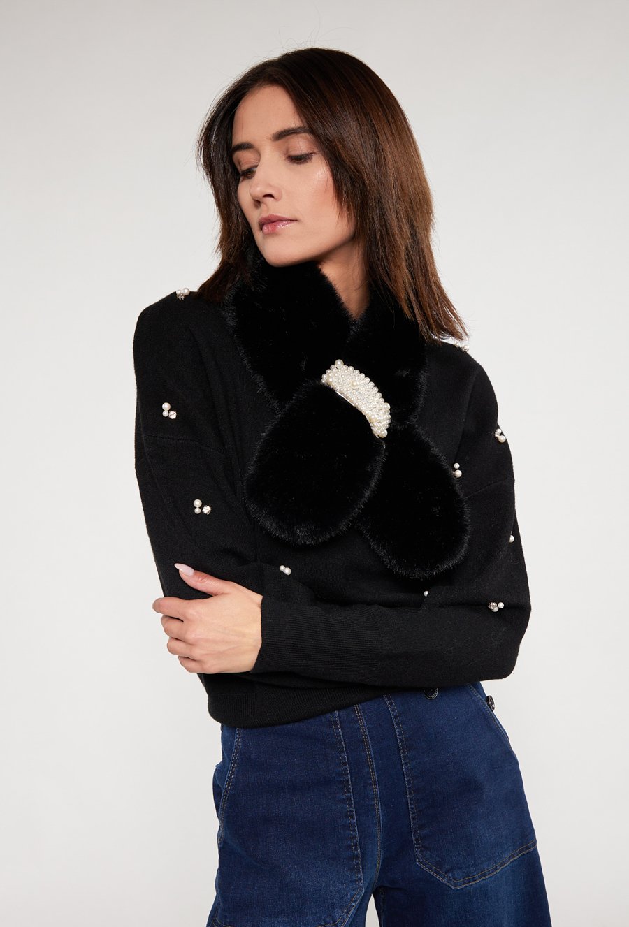 Futerkowy szal z ozdobną aplikacją