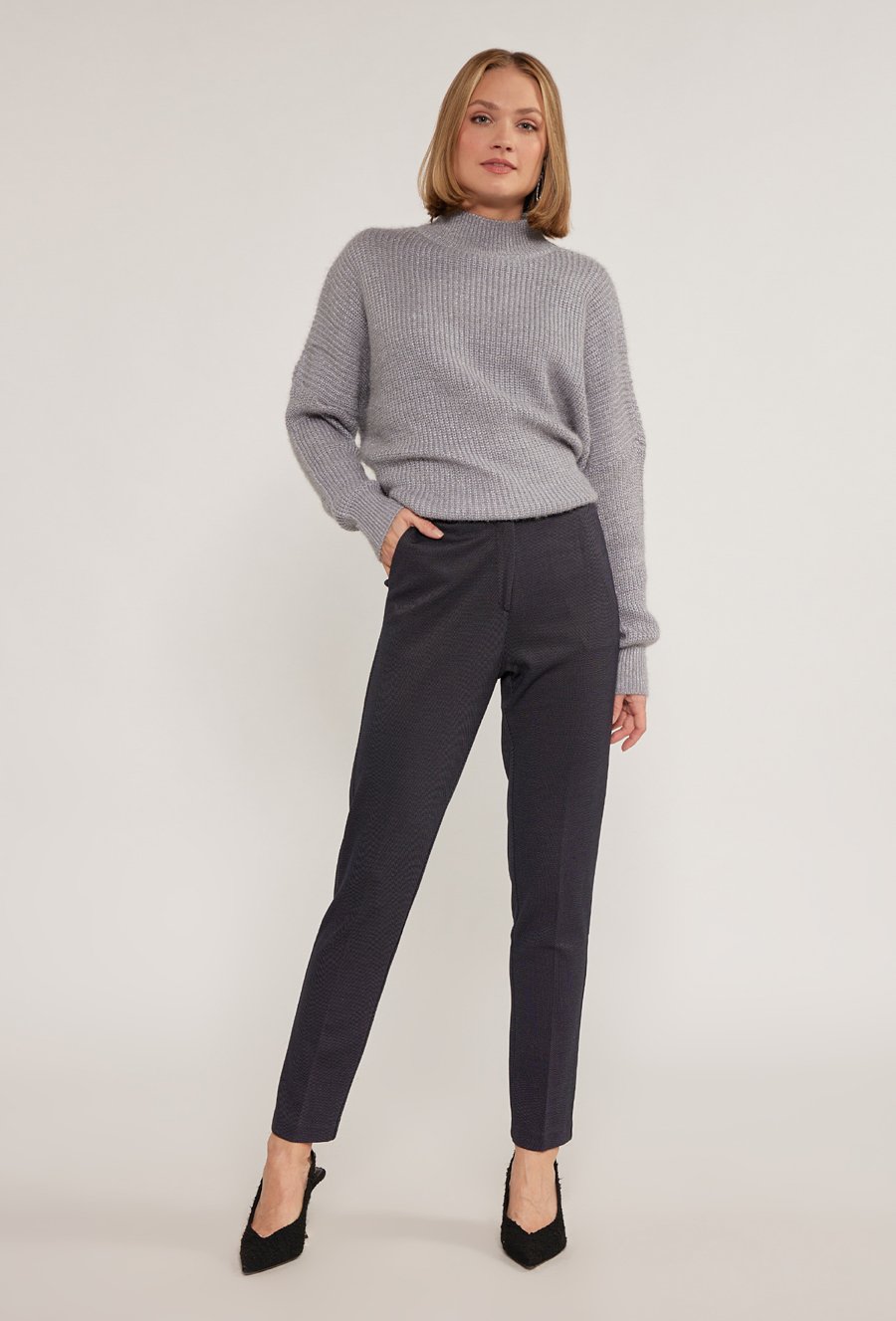 Eleganckie spodnie w drobny wz&oacute;r