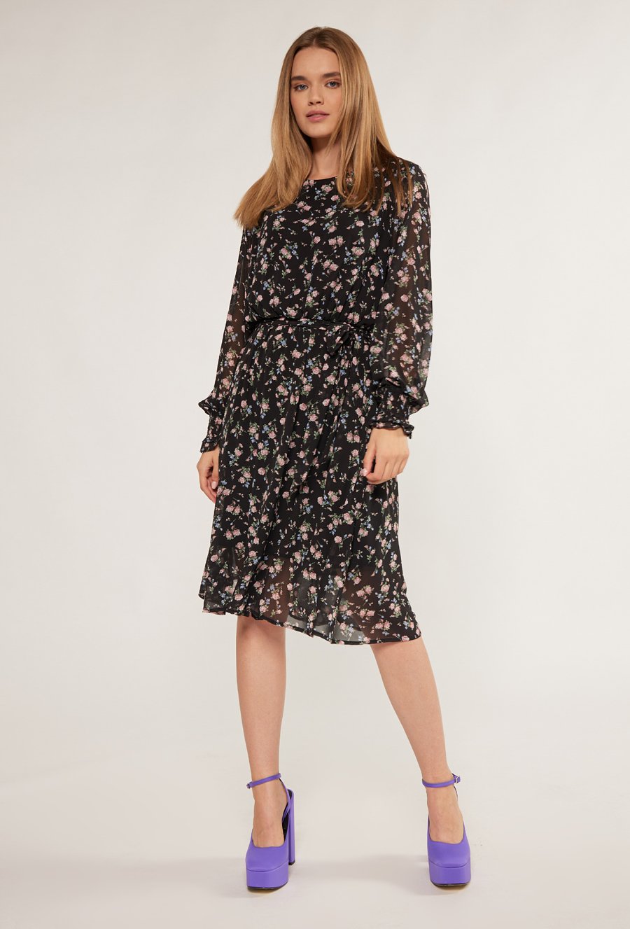 Lekka sukienka w kwiaty z wiązaniem w pasie