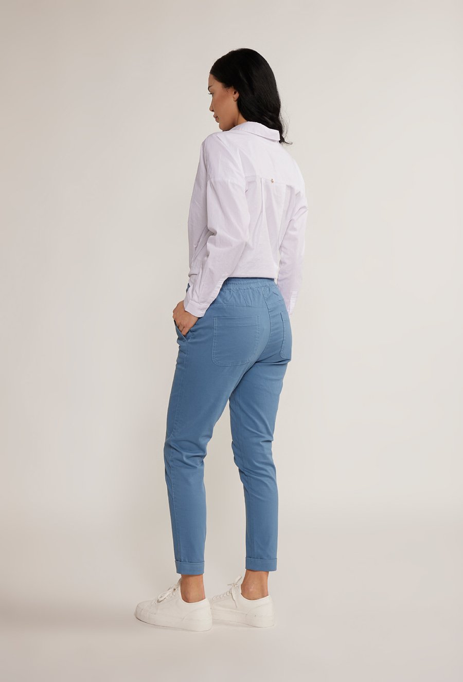 Materiałowe spodnie z wiązaniem