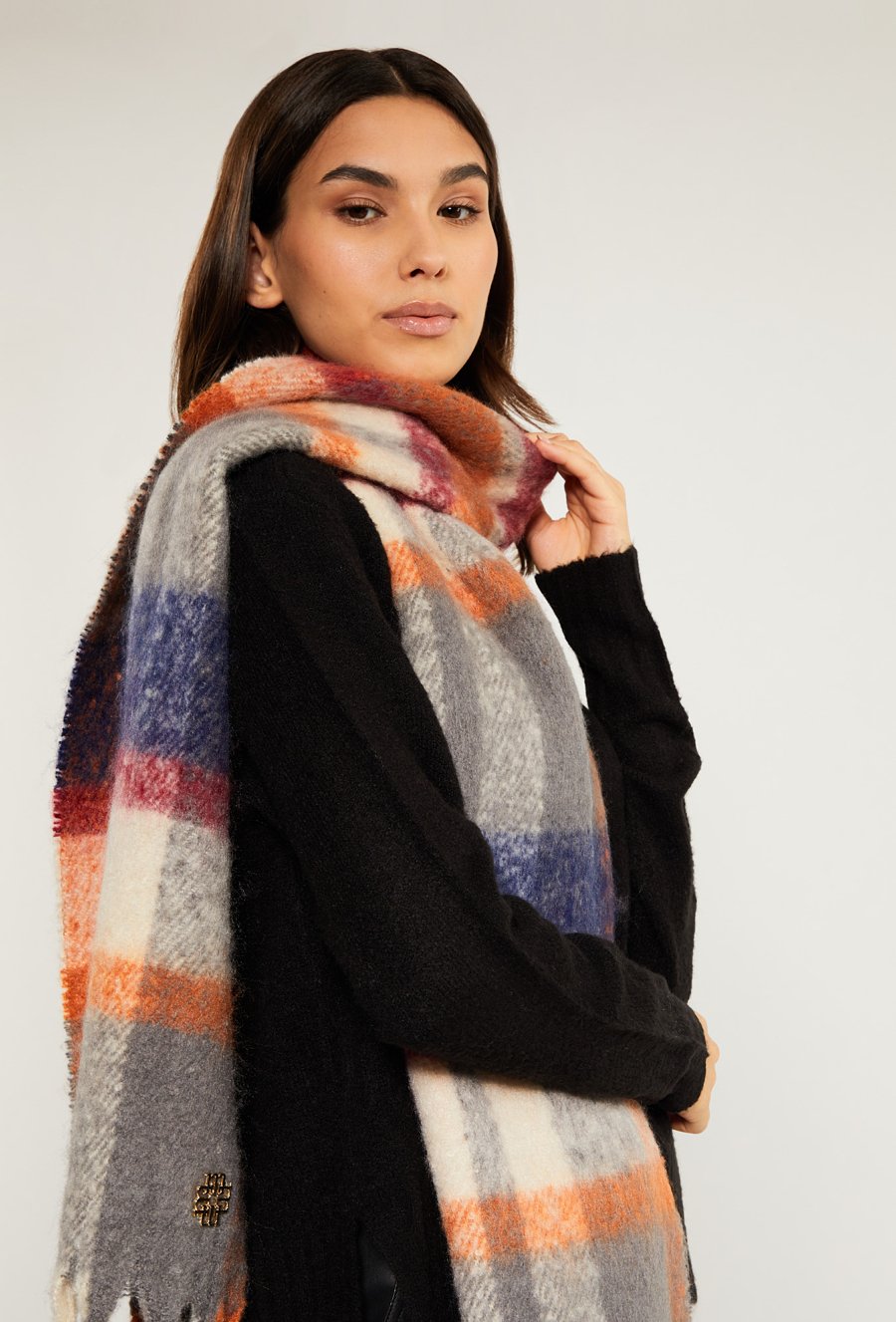 Wzorzysty, długi szal damski