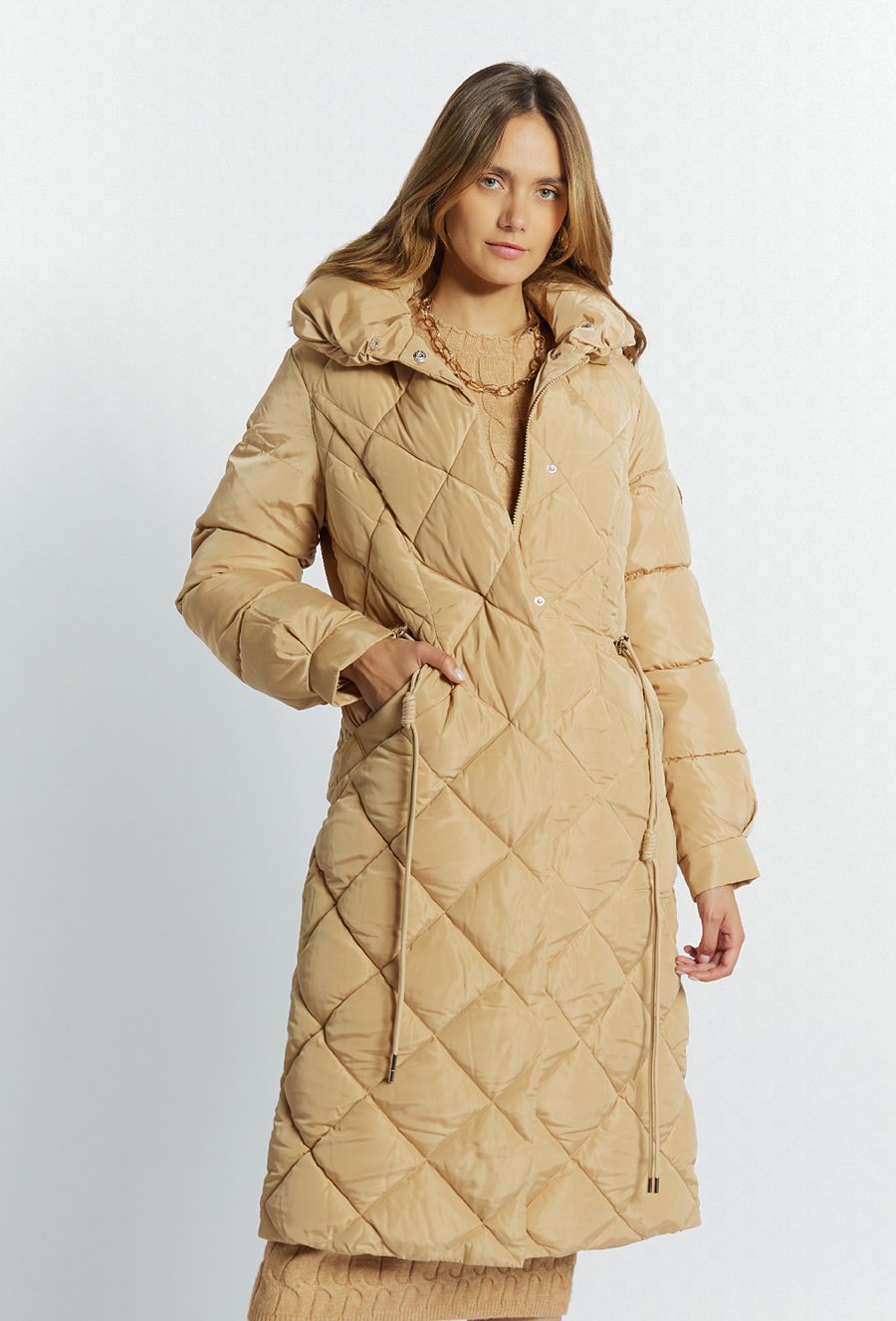 Długi, pikowany płaszcz z kołnierzem