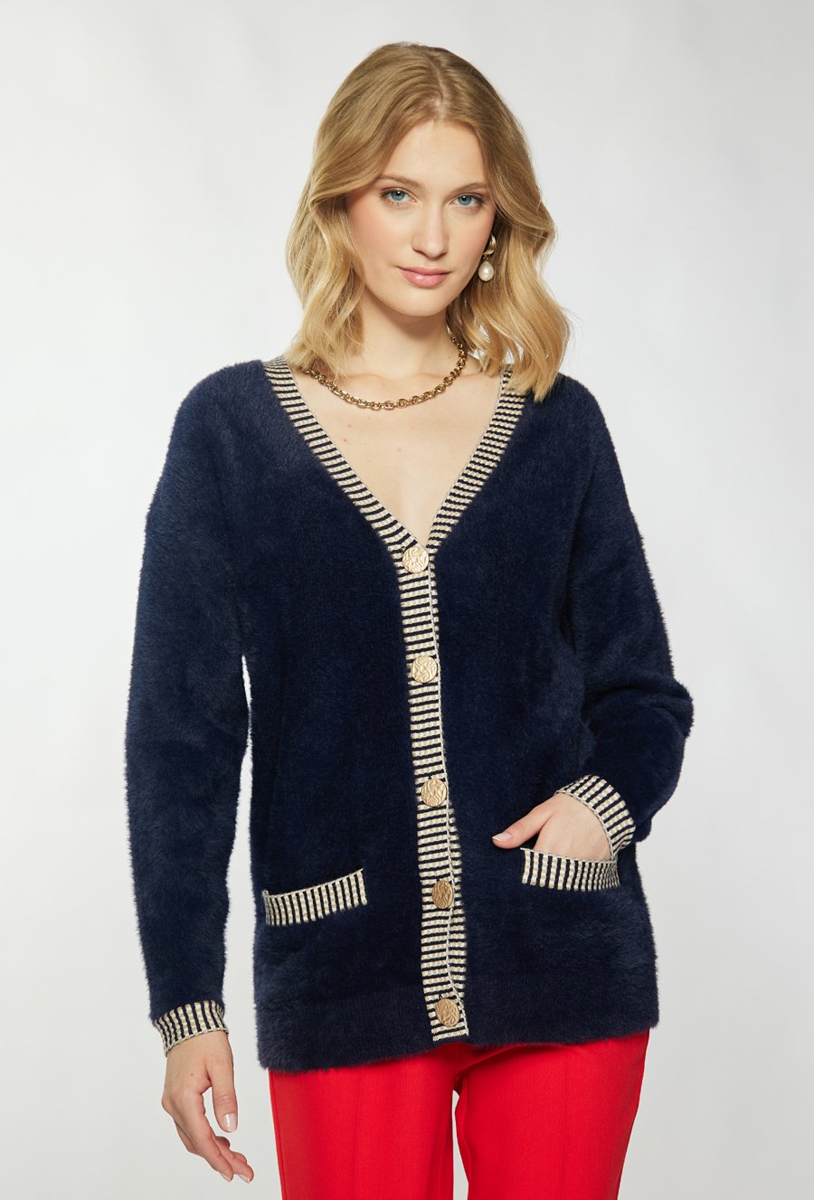 Wzorzysty sweter z kr&oacute;tkim włosiem