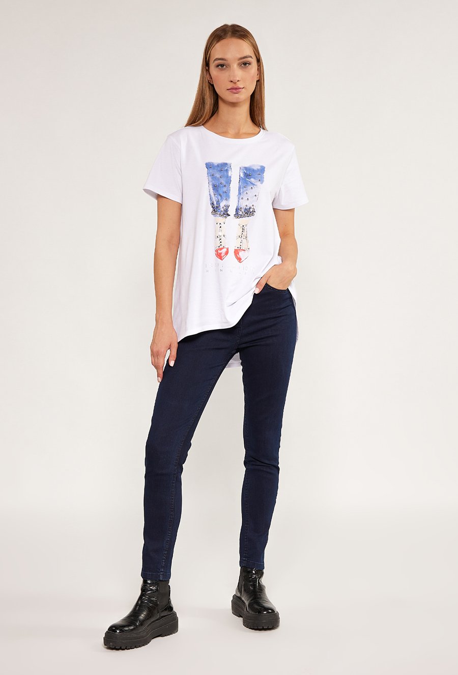 T-shirt z biżuteryjną aplikacją