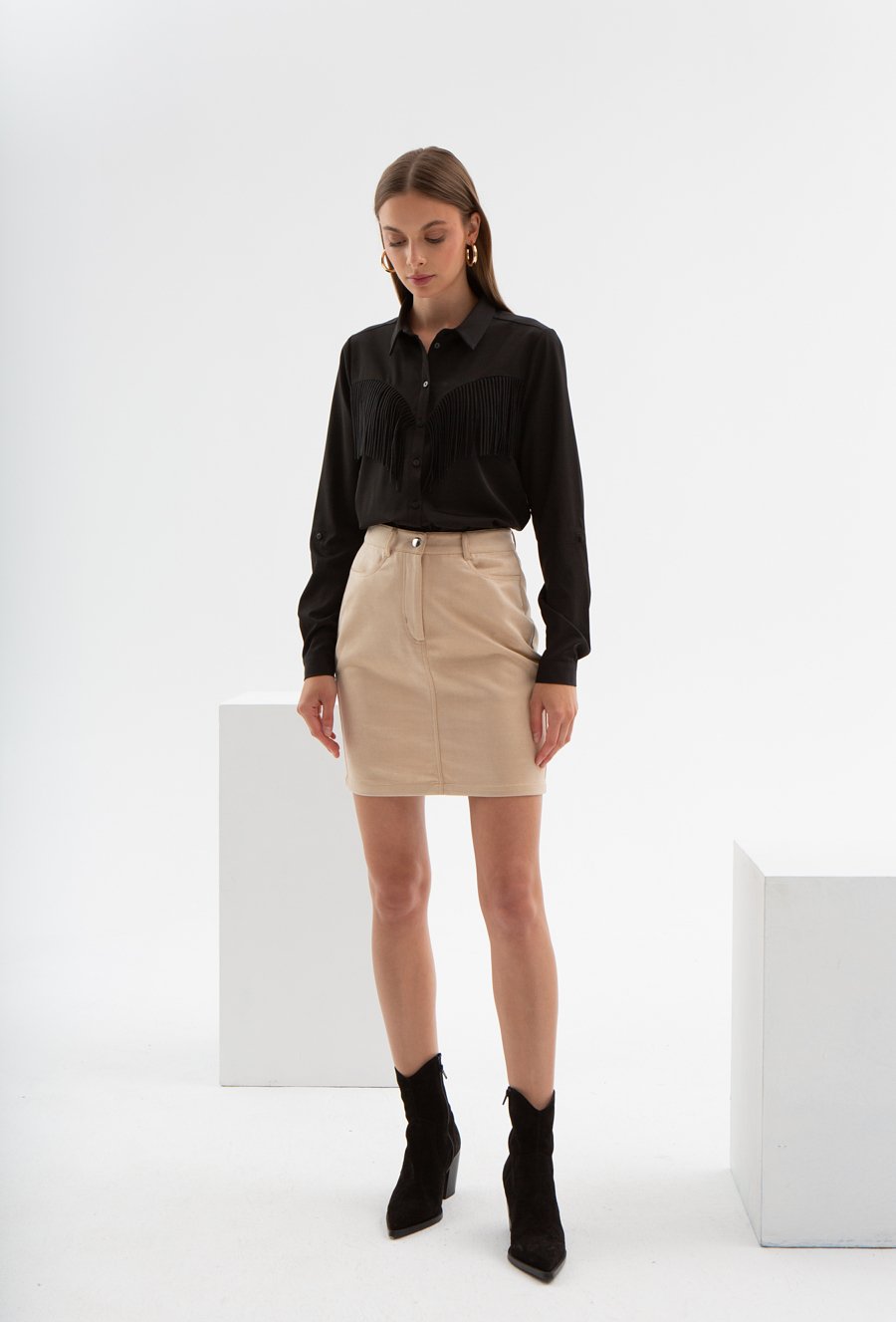 Kr&oacute;tka sp&oacute;dnica z imitacji zamszu