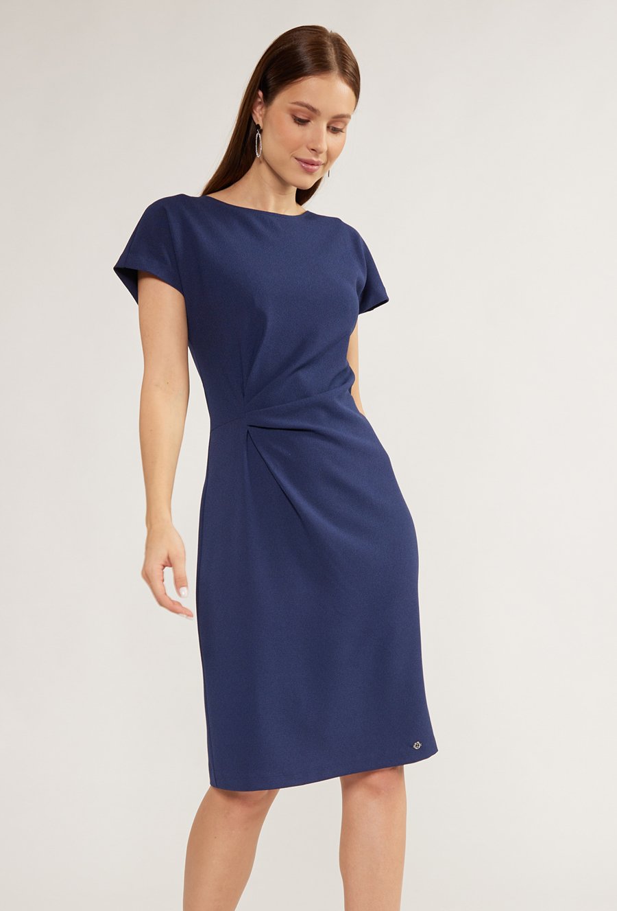 Elegancka sukienka z ozdobnym marszczeniem