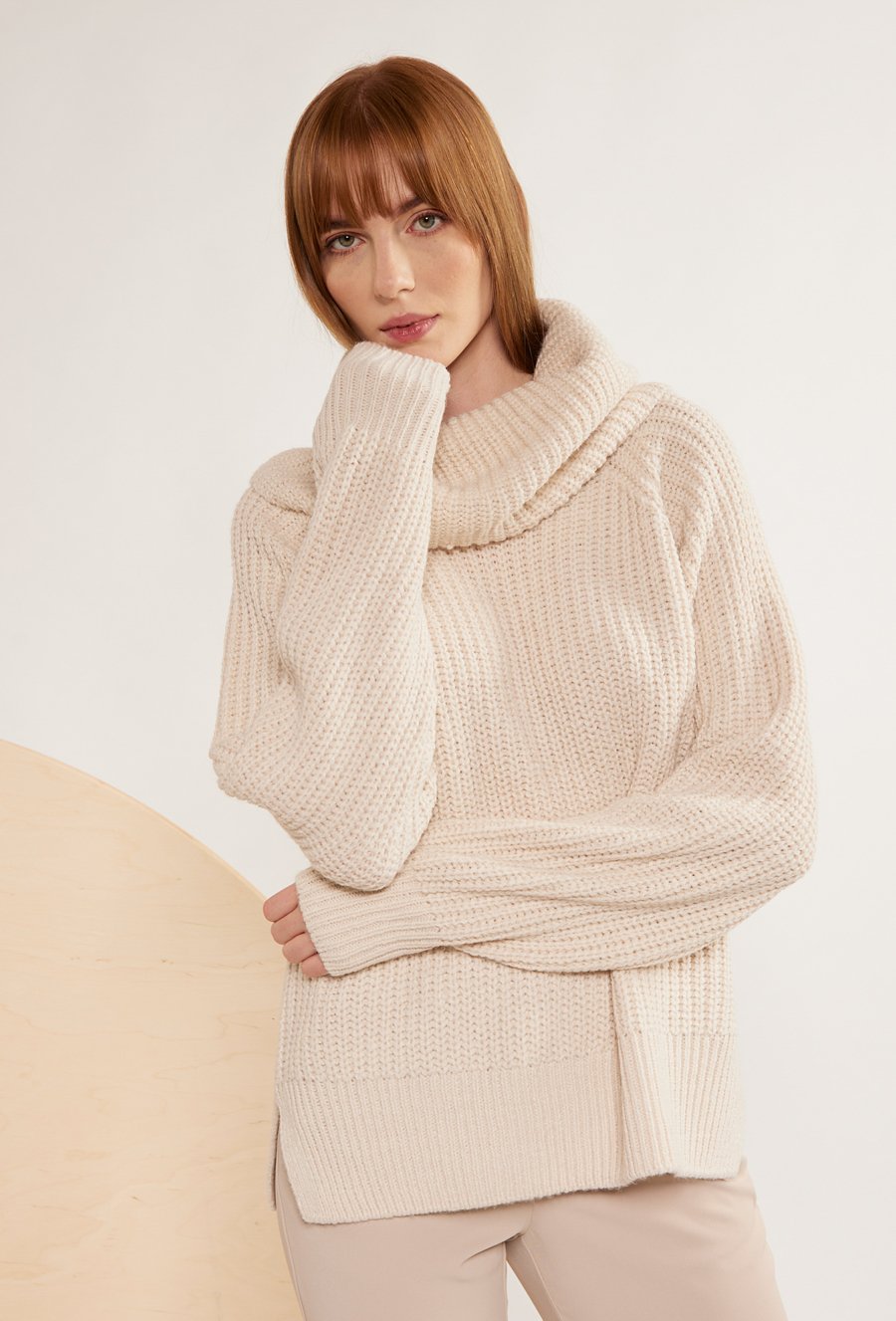 Beżowy golf o swobodnym kroju