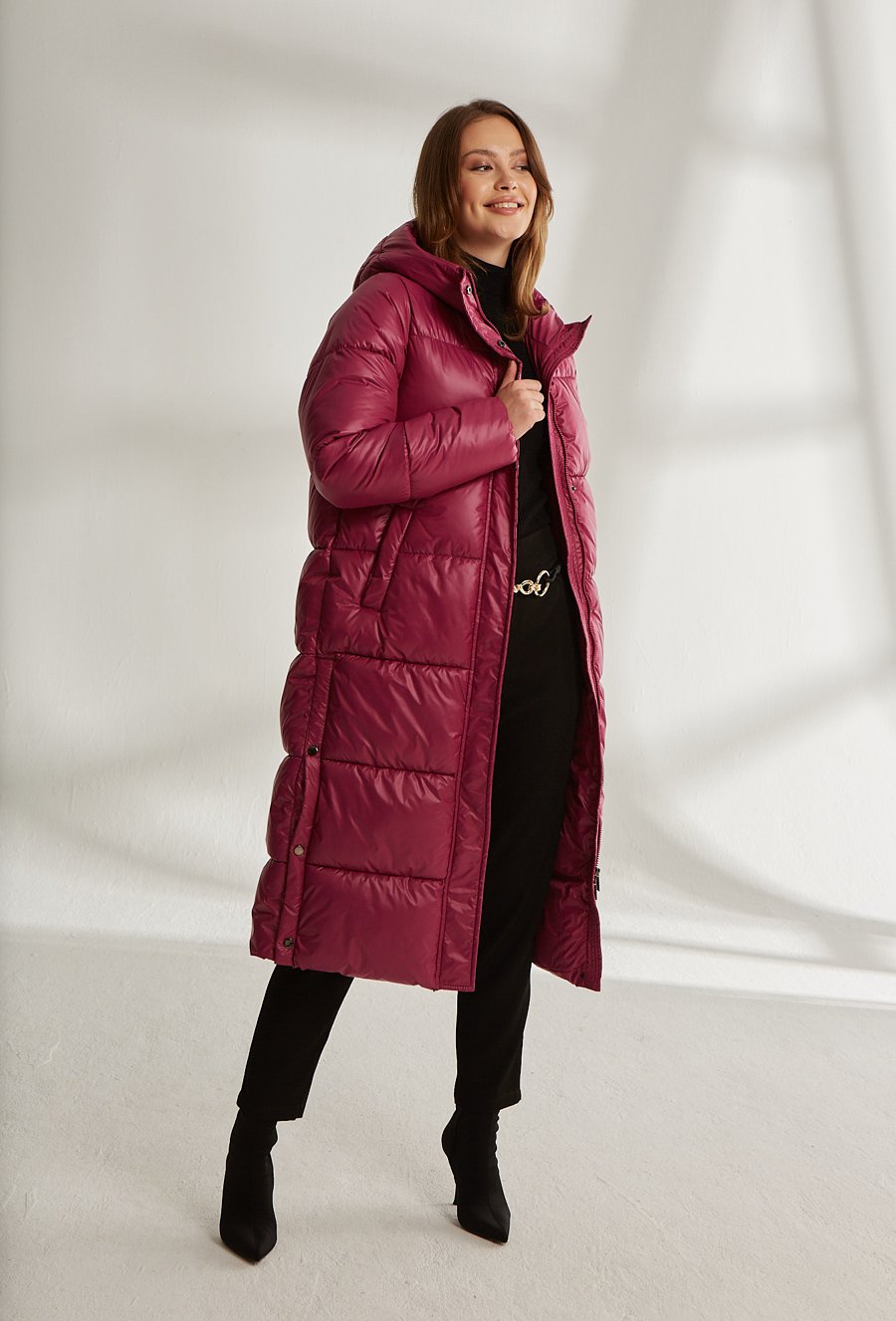 Długi pikowany płaszcz z kapturem