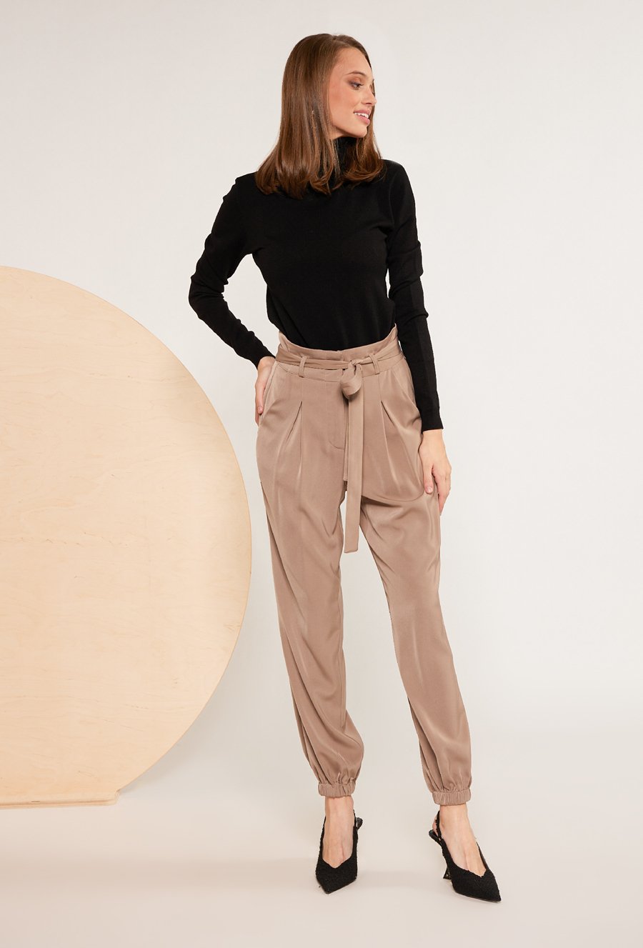 Połyskujące spodnie z wiązaniem