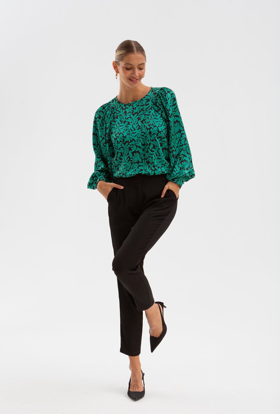 Zielona wzorzysta bluzka ze st&oacute;jką