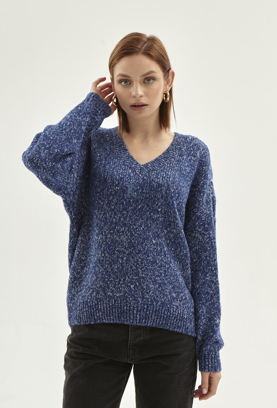 Sweter w serek z kolorową wł&oacute;czką