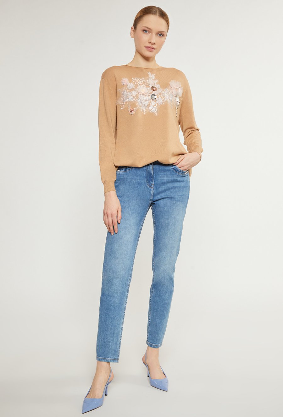 Sweter damski z biżuteryjnym panelem