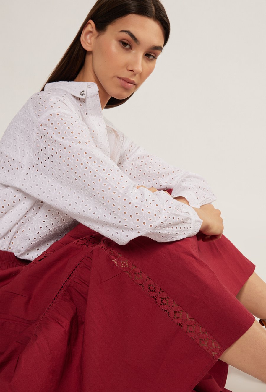 Sp&oacute;dnica midi z ażurowym wzorem