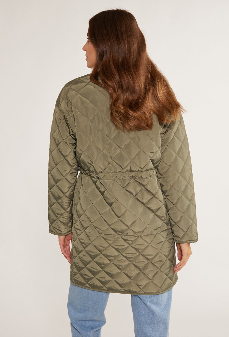 Pikowany płaszcz z kr&oacute;tką st&oacute;jką