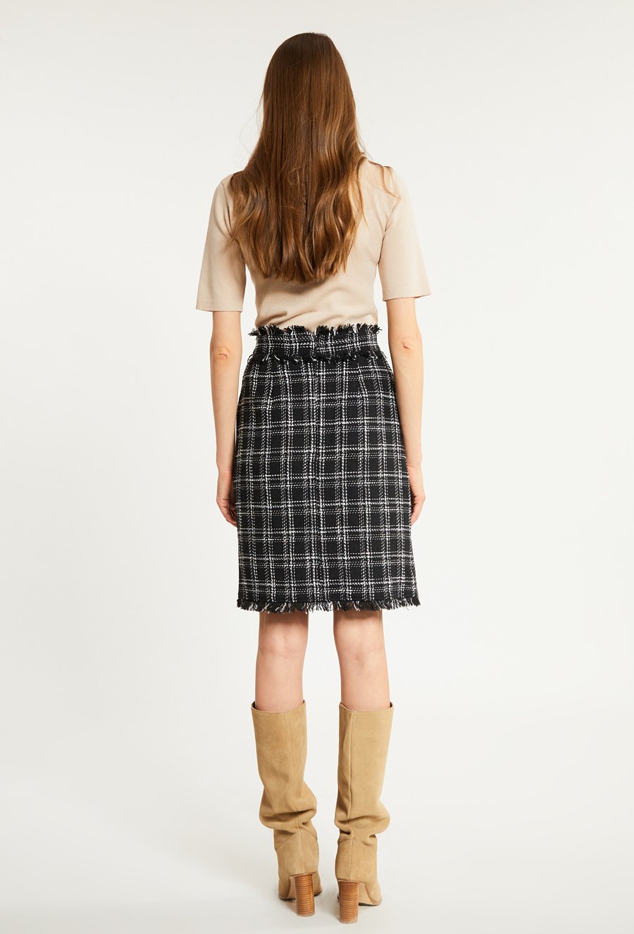 Tweedowa sp&oacute;dnica z biżuteryjnymi guzikami