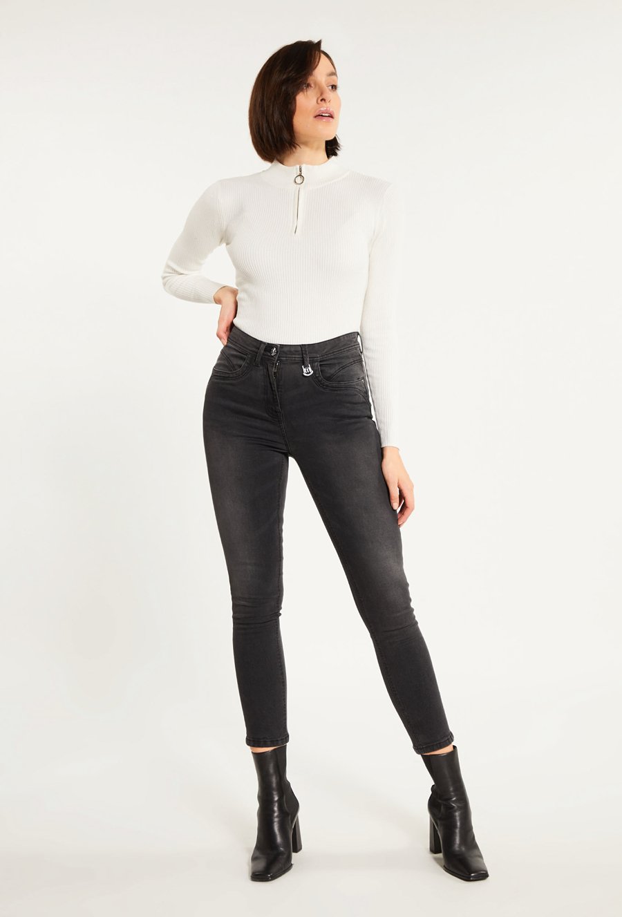 Klasyczne jeansy z wysokim stanem